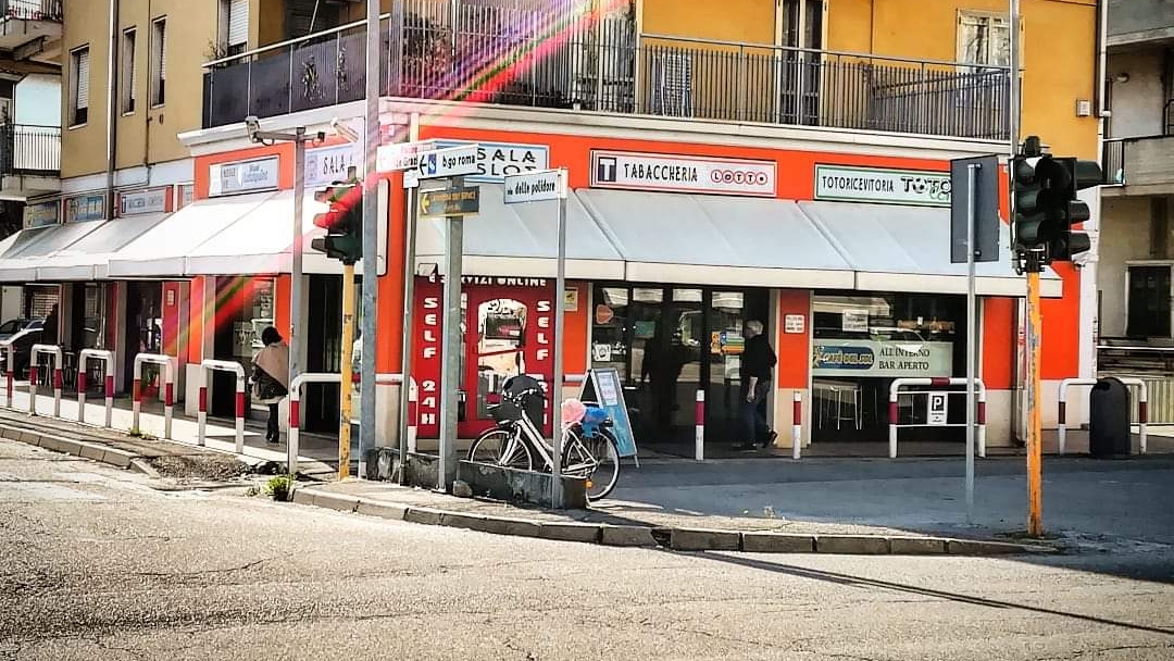 Facciata del negozio all'angolo tra Via dei Lamberti e Via Legnago