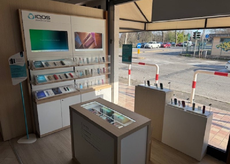 Vetrina IQOS vista dall'interno verso la strada