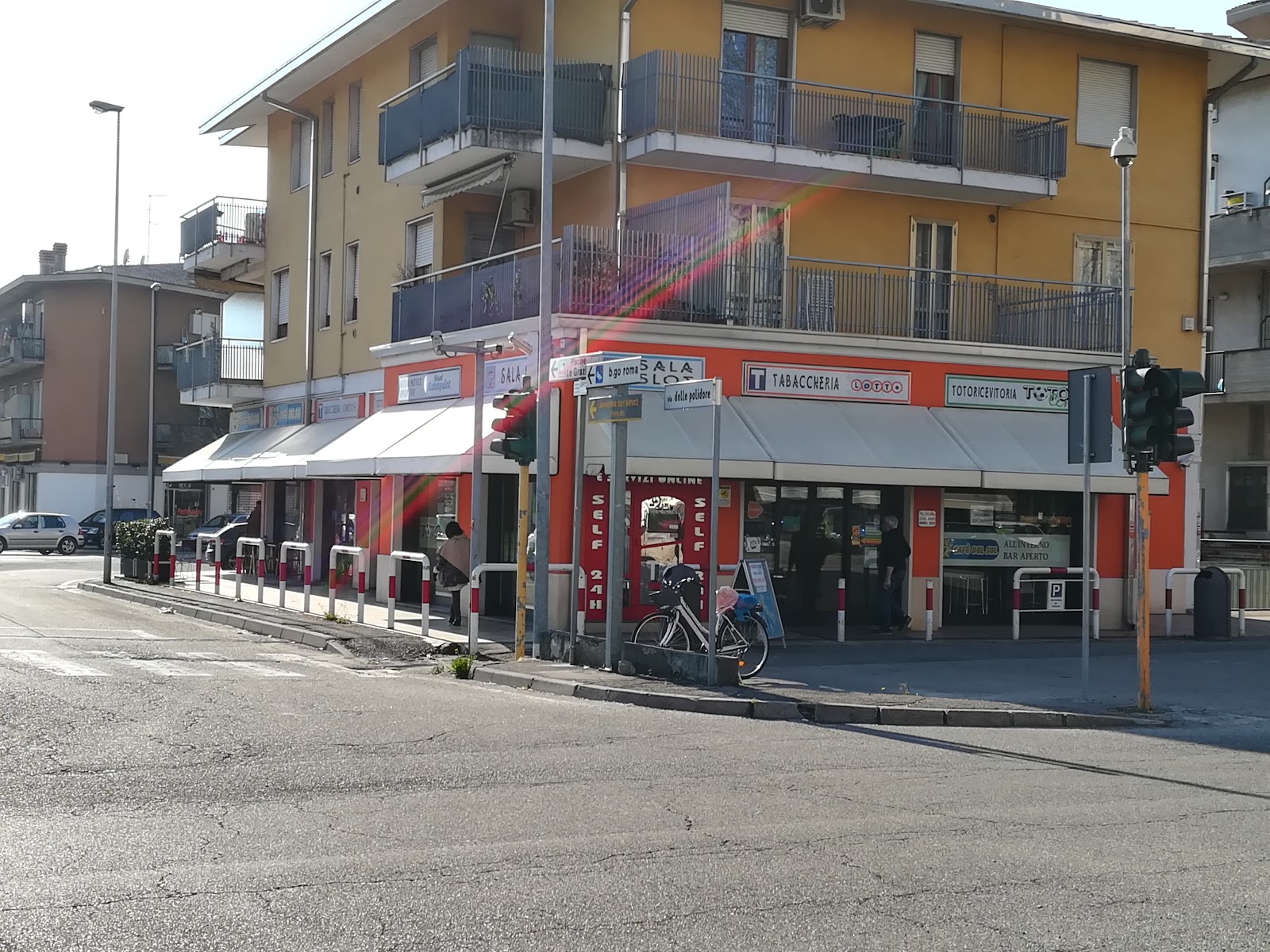 Facciata arancione del negozio, vista frontale con insegne