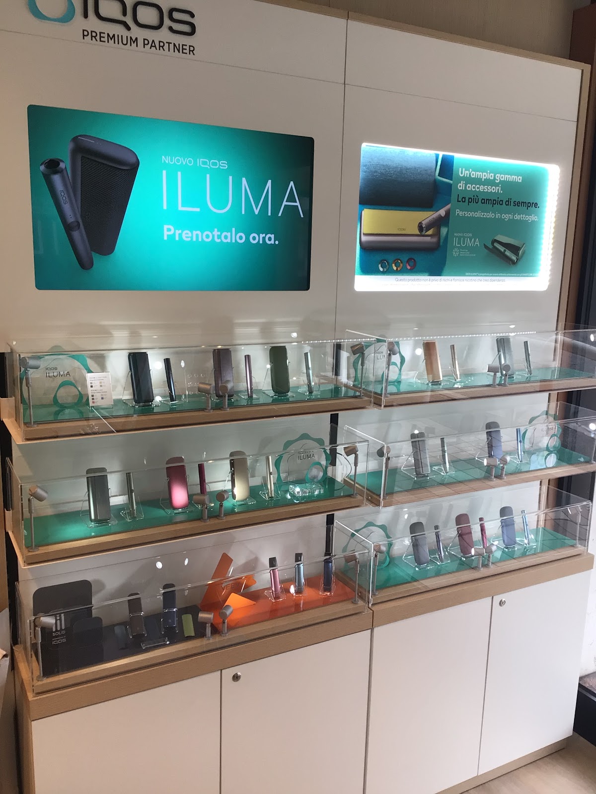 Vetrina IQOS Premium Partner con dispositivi ILUMA in esposizione